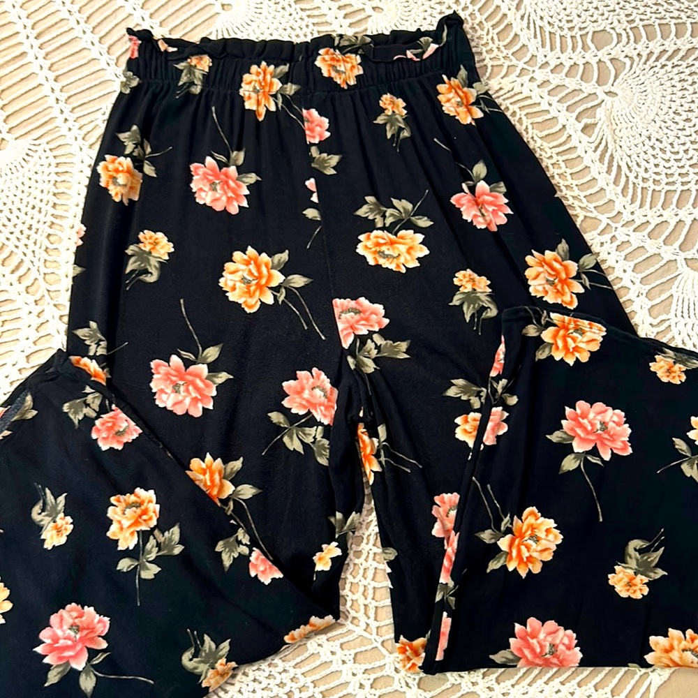 American Eagle flowered pants. Size small
